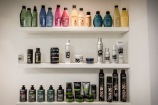 Assortiment stylingsproducten verkrijgbaar bij deze herenkapper